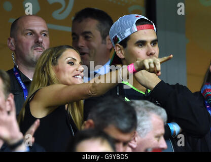 Femme de galles manager Chris Coleman, Charlotte (à gauche) aux côtés de Sonny Coleman, fils de Chris Coleman dans les stands pendant l'UEFA Euro 2016, trimestre dernier match au Stade Pierre Mauroy, Lille. Banque D'Images