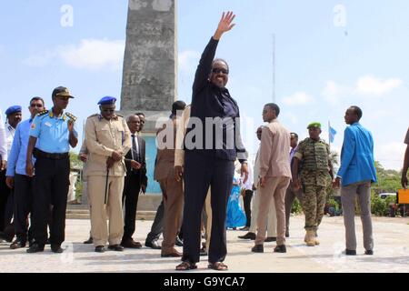 (160701) -- MOGADISHU, Juillet 1, 2016(Xinhua) -- Le Président somalien Hassan Sheikh Mohamud (avant) vagues aux partisans de la 56e journée indépendant à Mogadiscio, en Somalie, le 1 juillet 2016. Somalie Le vendredi a marqué son 56e jour de l'indépendance quand les régions du nord et du sud ont fusionné pour former le premier gouvernement en 1960. (Xinhua/Faisal miu) Banque D'Images