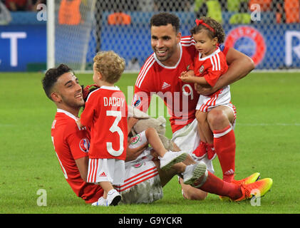 Lille Métropole, France. 1er juillet 2016. Neil Taylor (L) et Hal Robson-Kanu de galles jouer sur le terrain avec leurs enfants après avoir remporté l'UEFA EURO 2016 football match de quart de finale entre le Pays de Galles et en Belgique au Stade Pierre Mauroy à Lille Métropole, France, 01 juillet 2016. Photo : Peter Kneffel/dpa/Alamy Live News Banque D'Images