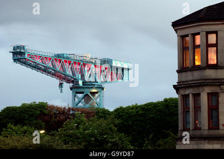 Clydebank, Glasgow, Scotland, UK Le 1er juillet 2016. La grue Titan de Clydebank le dernier vestige de John Brown's Shipyard, qui construit les deux navires le Dreadnought et le Queen Elizabeth et Mary expédier des chemises, a été allumé en rouge coquelicot au crépuscule pour commémorer la fin de la première journée de la bataille de la Somme. Credit : Gérard Ferry/Alamy Live News Banque D'Images