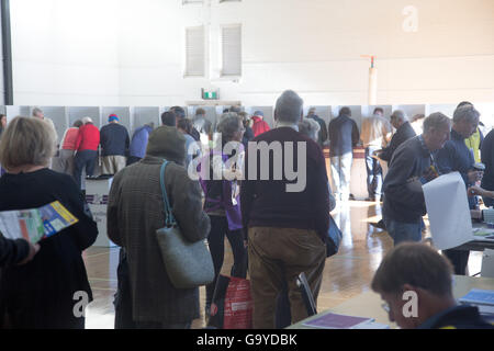 Sydney, Australie. 02nd juillet 2016. Aux élections fédérales australiennes, les Australiens votent à Avalon Beach à Sydney pour voter dans l'électorat de Mackellar. Crédit : model10/Alamy Live News Banque D'Images