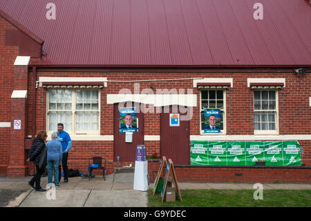 Melbourne, Australie. 07 juillet, 2016. Travailleurs du parti libéral confèrent à l'extérieur d'un bureau de scrutin de l'élection. L'élection a été déclenchée par une double dissolution des deux chambres du Parlement fédéral. Crédit : Philip Game/Alamy Live News Banque D'Images