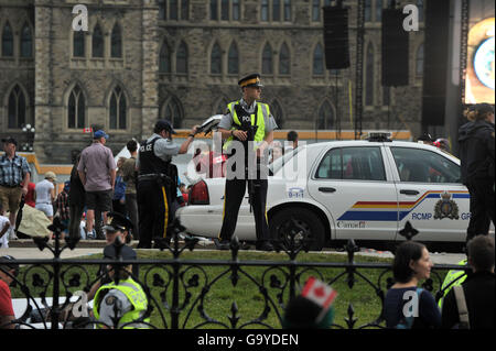 Ottawa, Canada. 1er juillet 2016. CANADA, OTTAWA, 01 juillet 2016 immeuble sécurisé avait déployé devant le parlement d'assurer la sécurité des spectateurs lors de la soirée a été l'occasion de l'organisation pour le 100e anniversaire des batailles de la Somme et de Beaumont-Hamel. Crédit photo : KADRI Mohamed : imagespic/Alamy Live News Banque D'Images