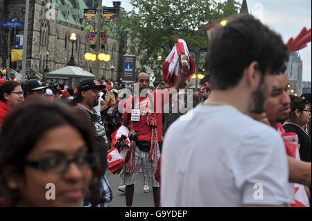 Ottawa, Canada. 1er juillet 2016. CANADA, OTTAWA, 01 juillet 2016 immeuble sécurisé avait déployé devant le parlement d'assurer la sécurité des spectateurs lors de la soirée a été l'occasion de l'organisation pour le 100e anniversaire des batailles de la Somme et de Beaumont-Hamel. Crédit photo : KADRI Mohamed : imagespic/Alamy Live News Banque D'Images