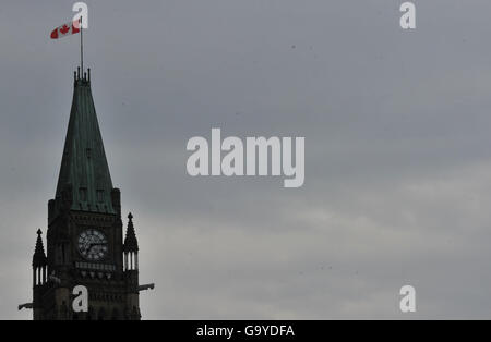 Ottawa, Canada. 1er juillet 2016. CANADA, OTTAWA, 01 juillet 2016 immeuble sécurisé avait déployé devant le parlement d'assurer la sécurité des spectateurs lors de la soirée a été l'occasion de l'organisation pour le 100e anniversaire des batailles de la Somme et de Beaumont-Hamel. Crédit photo : KADRI Mohamed : imagespic/Alamy Live News Banque D'Images