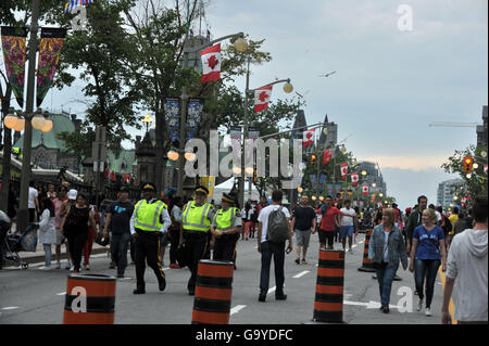 Ottawa, Canada. 1er juillet 2016. CANADA, OTTAWA, 01 juillet 2016 immeuble sécurisé avait déployé devant le parlement d'assurer la sécurité des spectateurs lors de la soirée a été l'occasion de l'organisation pour le 100e anniversaire des batailles de la Somme et de Beaumont-Hamel. Crédit photo : KADRI Mohamed : imagespic/Alamy Live News Banque D'Images