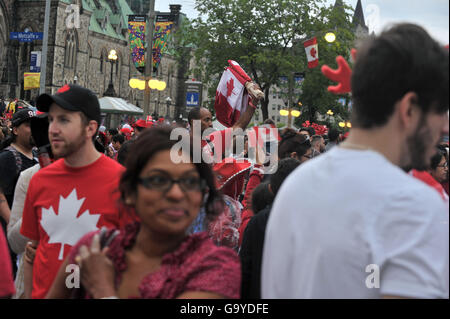 Ottawa, Canada. 1er juillet 2016. CANADA, OTTAWA, 01 juillet 2016 immeuble sécurisé avait déployé devant le parlement d'assurer la sécurité des spectateurs lors de la soirée a été l'occasion de l'organisation pour le 100e anniversaire des batailles de la Somme et de Beaumont-Hamel. Crédit photo : KADRI Mohamed : imagespic/Alamy Live News Banque D'Images