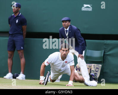 Londres, Grande-Bretagne. 1er juillet 2016. Novak Djokovic la Serbie tombe vers le bas au cours de la troisième ronde du tournoi match contre Sam Querrey des États-Unis au tennis de Wimbledon à Londres, la Grande-Bretagne, le 1 juillet 2016. Credit : Han Yan/Xinhua/Alamy Live News Banque D'Images