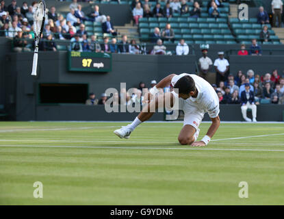 Londres, Grande-Bretagne. 1er juillet 2016. Novak Djokovic la Serbie tombe vers le bas au cours de la troisième ronde du tournoi match contre Sam Querrey des États-Unis au tennis de Wimbledon à Londres, la Grande-Bretagne, le 1 juillet 2016. Credit : Han Yan/Xinhua/Alamy Live News Banque D'Images