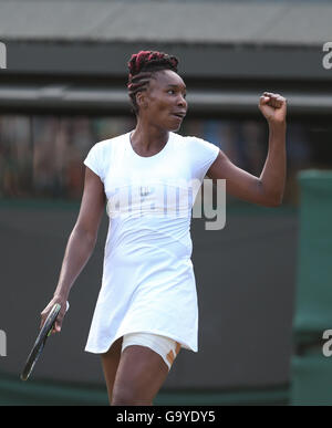 Londres, Grande-Bretagne. 1er juillet 2016. Venus Williams, de l'célèbre sa victoire sur Daria Kasatkina de la Russie au cours de leurs dames en troisième ronde match au tennis de Wimbledon à Londres, la Grande-Bretagne, le 1 juillet 2016. Venus Williams a gagné 2-1. Credit : Han Yan/Xinhua/Alamy Live News Banque D'Images