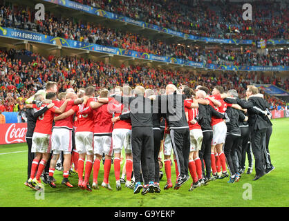 Lille Métropole, France. 1er juillet 2016. Les joueurs du Pays de Galles célébrer après avoir remporté l'UEFA EURO 2016 football match de quart de finale entre le Pays de Galles et en Belgique au Stade Pierre Mauroy à Lille Métropole, France, 01 juillet 2016. Photo : Peter Kneffel/dpa/Alamy Live News Banque D'Images