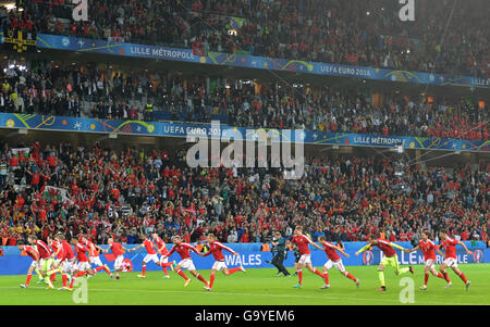 Lille Métropole, France. 1er juillet 2016. Les joueurs du Pays de Galles célébrer après avoir remporté l'UEFA EURO 2016 football match de quart de finale entre le Pays de Galles et en Belgique au Stade Pierre Mauroy à Lille Métropole, France, 01 juillet 2016. Photo : Peter Kneffel/dpa/Alamy Live News Banque D'Images