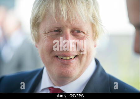 Le Premier ministre Boris Johnson lors d'une visite à l'école de Chumleigh à Devon lorsqu'il était secrétaire d'État. Banque D'Images