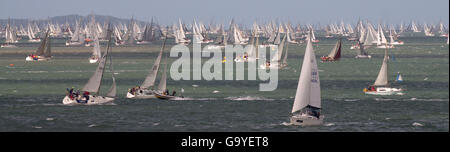 Cowes, UK. 07 juillet, 2016. Le début de la course le Tour de l'île, au large de Cowes, île de Wight. 1500 Yachts prennent part à cet événement annuel. Credit : Esme Vangelis/Alamy Live News Banque D'Images