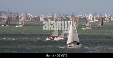 Cowes, UK. 07 juillet, 2016. Le début de la course le Tour de l'île, au large de Cowes, île de Wight. 1500 Yachts prennent part à cet événement annuel. Credit : Esme Vangelis/Alamy Live News Banque D'Images