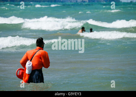 Chicago, USA. 1er juillet 2016. Un park district lifeguard garde un œil attentif sur les nageurs à Montrose Beach sur le côté nord de la ville. Des vents du nord-est attisé les vagues et les courants générés sur le lac Michigan. Banque D'Images