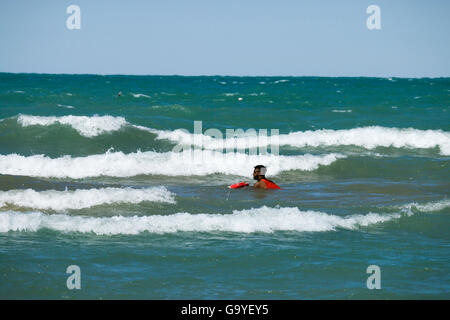 Chicago, USA. 1er juillet 2016. Un park district lifeguard patrouille l'eau à la plage de Montrose sur la ville et sur son côté nord. Des vents du nord-est attisé les vagues et les courants générés sur le lac Michigan. Banque D'Images