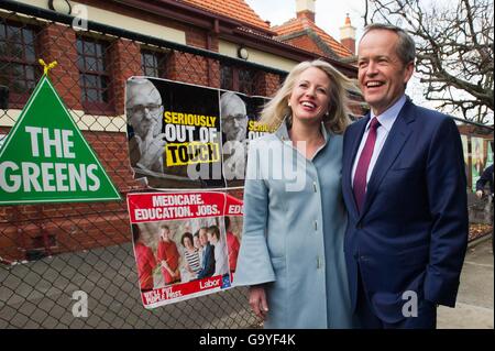 Melbourne, Australie. 2 juillet, 2016. Leader du Parti travailliste australien Bill raccourcir et son épouse Chloé raccourcir arrivent à l'école publique Moonee Ponds Ouest bureau de scrutin pour voter à Melbourne, Australie, le 2 juillet 2016, le jour de l'élection fédérale de l'Australie. © Bai Xue/Xinhua/Alamy Live News Banque D'Images