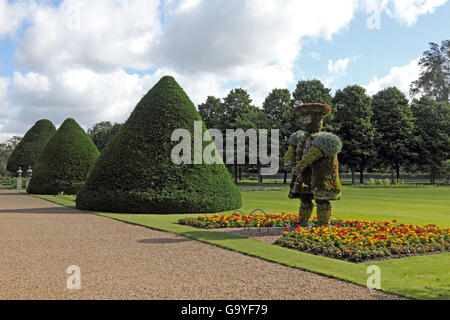 Hampton Court, London, UK., Surrey, Angleterre, Royaume-Uni. 2 juillet, 2016. Une statue de floraux Henry 8e dans le jardin du palais de Hampton Court, London, UK. Credit : Julia Gavin UK/Alamy Live News Banque D'Images