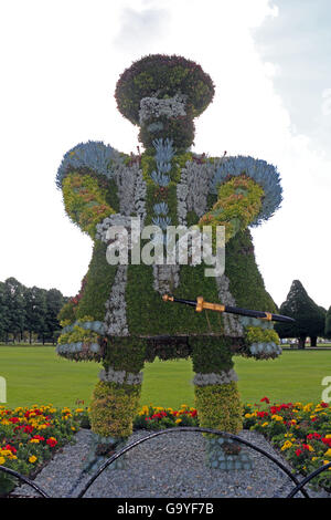 Hampton Court, London, UK., Surrey, Angleterre, Royaume-Uni. 2 juillet, 2016. Une statue de floraux Henry 8e dans le jardin du palais de Hampton Court, London, UK. Credit : Julia Gavin UK/Alamy Live News Banque D'Images