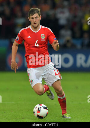 Lille Métropole, France. 1er juillet 2016. Ben Davies de galles contrôle le ballon pendant l'UEFA EURO 2016 football match de quart de finale entre le Pays de Galles et en Belgique au Stade Pierre Mauroy à Lille Métropole, France, 01 juillet 2016. Photo : Peter Kneffel/dpa/Alamy Live News Banque D'Images