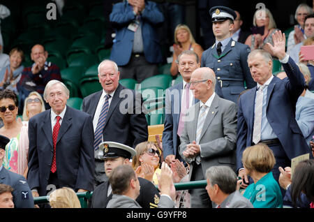 Wimbledon, Londres, Royaume-Uni 2 juillet 2016 Gordon Banks, Ron Fleurs, Hunt, Sir Bobby Charlton, Sir Geoff Hurst 2016 Le tournoi de Wimbledon le tournoi de Wimbledon 2016 Le All England Tennis Club, Wimbledon, Londres, Angleterre 02 Juillet 2016 Le All England Tennis Club, Wimbledon, Londres, Angleterre 2016 © Photo Allstar Bibliothèque/Alamy Live News © Allstar Photo Library/Alamy Live News © Allstar Photo Library/Alamy Live News Banque D'Images