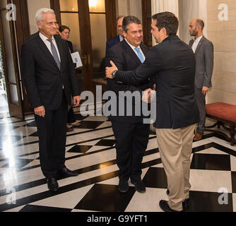 ARCHIVE - Une image d'archive du 30 juin 2016 montre le ministre de l'économie allemand Sigmar Gabriel (SPD), m'arriver au Palais Maximou et être accueilli par le Premier Ministre grec Tsipras à Athènes, Grèce. Vers la gauche est Peter Ramsauer qui était membre d'une délégation commerciale aux côtés du ministre fédéral Sigmar Gabriel (SPD) sur un voyage de deux jours à la Grèce. Un photographe grec accusé l'homme politique Peter Ramsauer CSU d'insulter sérieusement lui pendant la visite d'Athènes de Vice-chancelier Gabriel. Photo : Wolfram Kastl/dpa Banque D'Images