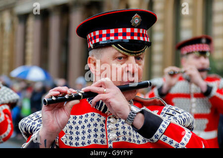Glasgow, Ecosse, Royaume-Uni. 07 juillet, 2016. Plus de 50 bandes à partir de la flûte à travers le Royaume-Uni ont défilé dans le centre-ville de Glasgow en préparation pour l'assemblée annuelle 12 juillet Bataille de la Boyne' célébrations, une date importante dans le Loyal Orange Lodge calendrier. Malgré de forts vents et de fortes pluies, de nombreux partisans Orange Lodge les rues bordées d'arbres. Credit : Findlay/Alamy Live News Banque D'Images