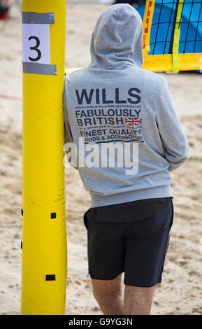 Bancs, Poole, Dorset, UK. 2 juillet, 2016. La Grande-Bretagne, le plus grand tournoi de volley-ball de plage gratuite a lieu sur la plage de Sandbanks pendant le week-end - fabuleusement British par tous les temps ! Credit : Carolyn Jenkins/Alamy Live News Banque D'Images