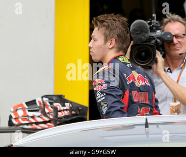 Le pilote Red Bull Racing Daniil Kvyat de la Russie est retourné à son stand après un accident au cours de la séance de qualification avant le Grand Prix de Formule 1, lors du Red Bull Ring de Spielberg, dans le sud de l'Autriche, le samedi 2 juillet 2016. Photo : Ronald Zak/dpa (c) afp - Bildfunk Banque D'Images