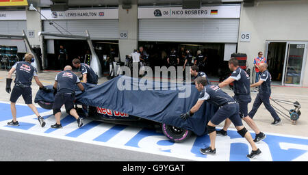 La voiture de Red Bull Racing driver Daniil Kvyat de Russie est repoussé dans son garage après un accident au cours de la séance de qualification avant le Grand Prix de Formule 1, lors du Red Bull Ring de Spielberg, dans le sud de l'Autriche, le samedi 2 juillet 2016. Photo : Ronald Zak/dpa (c) afp - Bildfunk Banque D'Images