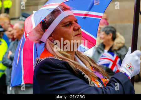 Glasgow, Ecosse, Royaume-Uni. 07 juillet, 2016. Plus de 50 bandes à partir de la flûte à travers le Royaume-Uni ont défilé dans le centre-ville de Glasgow en préparation pour l'assemblée annuelle 12 juillet Bataille de la Boyne' célébrations, une date importante dans le Loyal Orange Lodge calendrier. Malgré de forts vents et de fortes pluies, de nombreux partisans Orange Lodge les rues bordées d'arbres. Credit : Findlay/Alamy Live News Banque D'Images