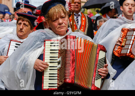 Glasgow, Ecosse, Royaume-Uni. 07 juillet, 2016. Plus de 50 bandes à partir de la flûte à travers le Royaume-Uni ont défilé dans le centre-ville de Glasgow en préparation pour l'assemblée annuelle 12 juillet Bataille de la Boyne' célébrations, une date importante dans le Loyal Orange Lodge calendrier. Malgré de forts vents et de fortes pluies, de nombreux partisans Orange Lodge les rues bordées d'arbres. Credit : Findlay/Alamy Live News Banque D'Images