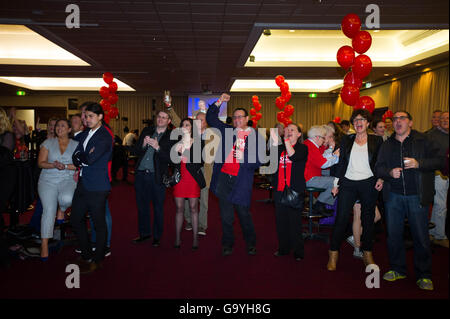 Melbourne, Australie. 2 juillet, 2016. Les partisans du parti travailliste australien assister à l'événement de la nuit de l'élection du Parti travailliste à la vallée Moonee Racing Club sur le jour de l'élection de 2016 à Melbourne, Australie, le 2 juillet 2016. Credit : Bai Xue/Xinhua/Alamy Live News Banque D'Images