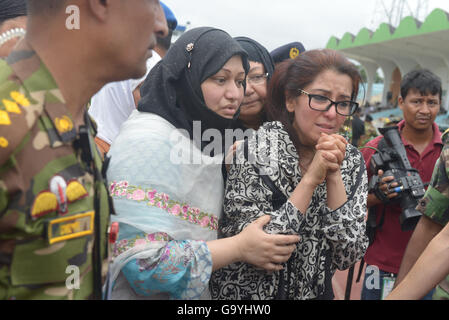 Dhaka, Bangladesh. 4 juillet, 2016. Les membres des familles des victimes pleurent pendant un service commémoratif pour ceux qui ont été tués dans un siège sanglant au stade de l'armée dans la région de Dhaka, Bangladesh, le 4 juillet 2016. Parmi les 20 civils ont été 9 Italiens, 7 Japonais, 2 bangladais, un neuf américains, italiens, japonais sept deux Bangladais, un citoyen américain de naissance du Bangladesh et un Indien femme ont été tués dans l'attaque sur le restaurant espagnol à Dhaka populaires avec des étrangers la semaine dernière. Shariful Islam Crédit :/Xinhua/Alamy Live News Banque D'Images