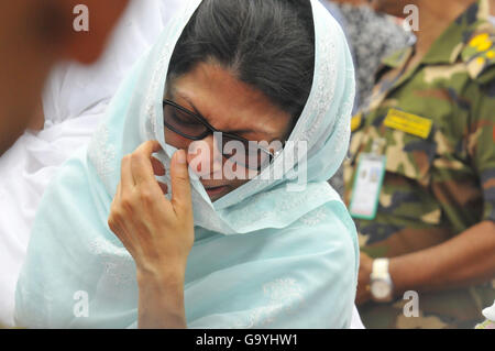 Dhaka, Bangladesh. 4 juillet, 2016. Un membre de la famille d'une victime pleure pendant un service commémoratif pour ceux qui ont été tués dans un siège sanglant au stade de l'armée dans la région de Dhaka, Bangladesh, le 4 juillet 2016. Neuf italiens, sept japonais, deux Bangladais, un citoyen américain de naissance du Bangladesh et un Indien femme ont été tués dans l'attaque sur le restaurant espagnol à Dhaka populaires avec des étrangers la semaine dernière. Shariful Islam Crédit :/Xinhua/Alamy Live News Banque D'Images