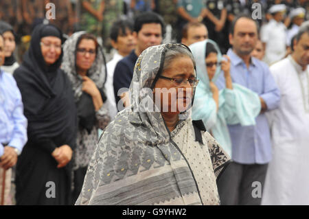 Dhaka, Bangladesh. 4 juillet, 2016. Le Premier Ministre du Bangladesh Sheikh Hasina rend hommage aux victimes au cours d'un service commémoratif pour les personnes tuées dans un siège sanglant au stade de l'armée dans la région de Dhaka, Bangladesh, le 4 juillet 2016. Neuf italiens, sept japonais, deux Bangladais, un citoyen américain de naissance du Bangladesh et un Indien femme ont été tués dans l'attaque sur le restaurant espagnol à Dhaka populaires avec des étrangers la semaine dernière. Shariful Islam Crédit :/Xinhua/Alamy Live News Banque D'Images