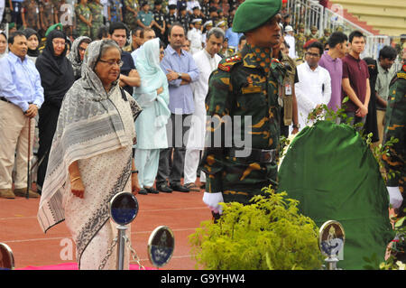 Dhaka, Bangladesh. 4 juillet, 2016. Le Premier Ministre du Bangladesh Sheikh Hasina (L'avant), rend hommage aux victimes au cours d'un service commémoratif pour les personnes tuées dans un siège sanglant au stade de l'armée dans la région de Dhaka, Bangladesh, le 4 juillet 2016. Neuf italiens, sept japonais, deux Bangladais, un citoyen américain de naissance du Bangladesh et un Indien femme ont été tués dans l'attaque sur le restaurant espagnol à Dhaka populaires avec des étrangers la semaine dernière. Shariful Islam Crédit :/Xinhua/Alamy Live News Banque D'Images