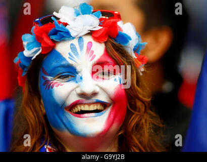 Paris, France. 3 juillet, 2016. Fans et spectateurs avec bariolé, dessins FRANCE - Islande 5-2 championnats européens de football, quart de finale à l'EURO 03 juillet 2016 rd, à Paris, Stade de France, St Denis, France. Fussball, Nationalteam, Frankreich Île, Viertelfinale Crédit : Peter Schatz / Alamy Live News Banque D'Images