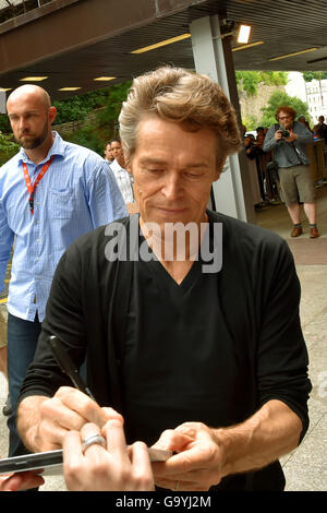 Karlovy Vary, République tchèque. 06Th Juillet, 2016. L'acteur américain Willem Dafoe donne à écrire à ses fans au cours de la 51e Festival International du Film de Karlovy Vary à Karlovy Vary, République tchèque, le 3 juillet 2016. © Slavomir Kubes/CTK Photo/Alamy Live News Banque D'Images