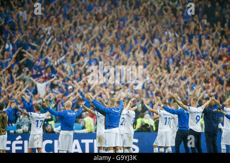 Paris, France. 3 juillet, 2016. Les joueurs d'Islande fêter avec leurs fans après le match FRANCE - Islande 5-2 championnats européens de football, quart de finale à l'EURO 03 juillet 2016 rd, à Paris, Stade de France, St Denis, France. Fussball, Nationalteam, Frankreich Île, Viertelfinale Crédit : Peter Schatz / Alamy Live News Banque D'Images