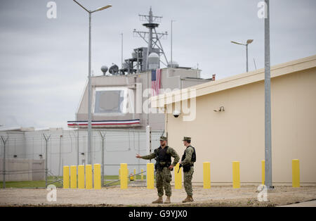 Deveselu, Roumanie. 12 mai, 2016. Deux soldats US se tient en dehors de la base pour la protection de l'Otan à Deveselu, Roumanie, 12 mai 2016. L'Égide, développée par l'US Navy, est stationné à Deveselu. PHOTO : KAY NIETFELD/DPA/Alamy Live News Banque D'Images