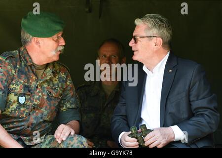 Maierhoefen, Allemagne. Le 04 juillet, 2016. Le président fédéral allemand Joachim Gauck s'entretient avec le Colonel Michael Uhrig (l), commandant du Centre de formation de l'Organisation des Nations Unies, alors que le général Thorsten Poschwatta assis dans l'arrière-plan. Gauck est à la fin de sa visite à l'ONU en soldats exercice international 4-La paix en Europe centrale, l'Allemagne, 04 Maierhoefen Juillet 2016. Photo : Felix Kaestle/dpa/Alamy Live News Banque D'Images