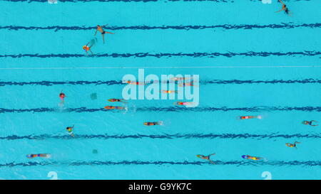 Suining, province chinoise du Sichuan. 4 juillet, 2016. Les résidents nager dans une piscine à Suining, dans le sud-ouest de la province chinoise du Sichuan, le 4 juillet 2016. La température élevée et constante a conduit les habitants à se refroidir dans les piscines. © Zhong Min/Xinhua/Alamy Live News Banque D'Images