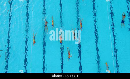 Suining, province chinoise du Sichuan. 4 juillet, 2016. Les résidents nager dans une piscine à Suining, dans le sud-ouest de la province chinoise du Sichuan, le 4 juillet 2016. La température élevée et constante a conduit les habitants à se refroidir dans les piscines. © Zhong Min/Xinhua/Alamy Live News Banque D'Images