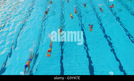 Suining, province chinoise du Sichuan. 4 juillet, 2016. Les résidents nager dans une piscine à Suining, dans le sud-ouest de la province chinoise du Sichuan, le 4 juillet 2016. La température élevée et constante a conduit les habitants à se refroidir dans les piscines. © Zhong Min/Xinhua/Alamy Live News Banque D'Images