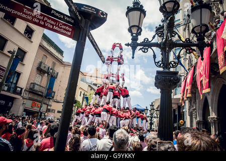 Terrassa, Espagne. 06Th Juillet, 2016. Tours humaines, connu sous le nom de castellers, afficher leur force au cours de la fiesta d'été annuel. Terrasa Crédit : Tom Bourdon/Alamy Live News Banque D'Images