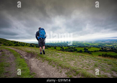 Walker Hill balade le long d'un chemin dans la gamme clwydian collines donnant sur le magnifique paysage ci-dessous de la vallée de clwyd vers ruthin, Denbighshire, Wales, uk Banque D'Images