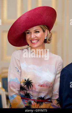 La Haye, aux Pays-Bas. 4 juillet, 2016. Reine Maxima des Pays-Bas souhaite la bienvenue à M. Pavlopoulos, Président de la Grèce au Palais de Noordeinde à La Haye, Pays-Bas, 4 juillet 2016. Le président grec est aux Pays-Bas pour une visite officielle de 2 jours. Photo : Patrick van Katwijk/ POINT DE VUE - PAS DE SERVICE DE FIL-/dpa/Alamy Live News Banque D'Images