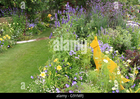 Le médaillé d'or : les chiens Trust "Une vie de chien" par Paul Hervey-Brookes. Voir le jardin. RHS Hampton Court Palace Flower Show, Londres, Angleterre, Royaume-Uni. Appuyez sur Preview Day, 4 juillet 2016. Flower Show annuel organisé par la Royal Horticultural Society. Show se tiendra du mardi 5 juillet au dimanche 10 juillet 2016. Crédit : Ian Bouteille / Alamy Live News Banque D'Images